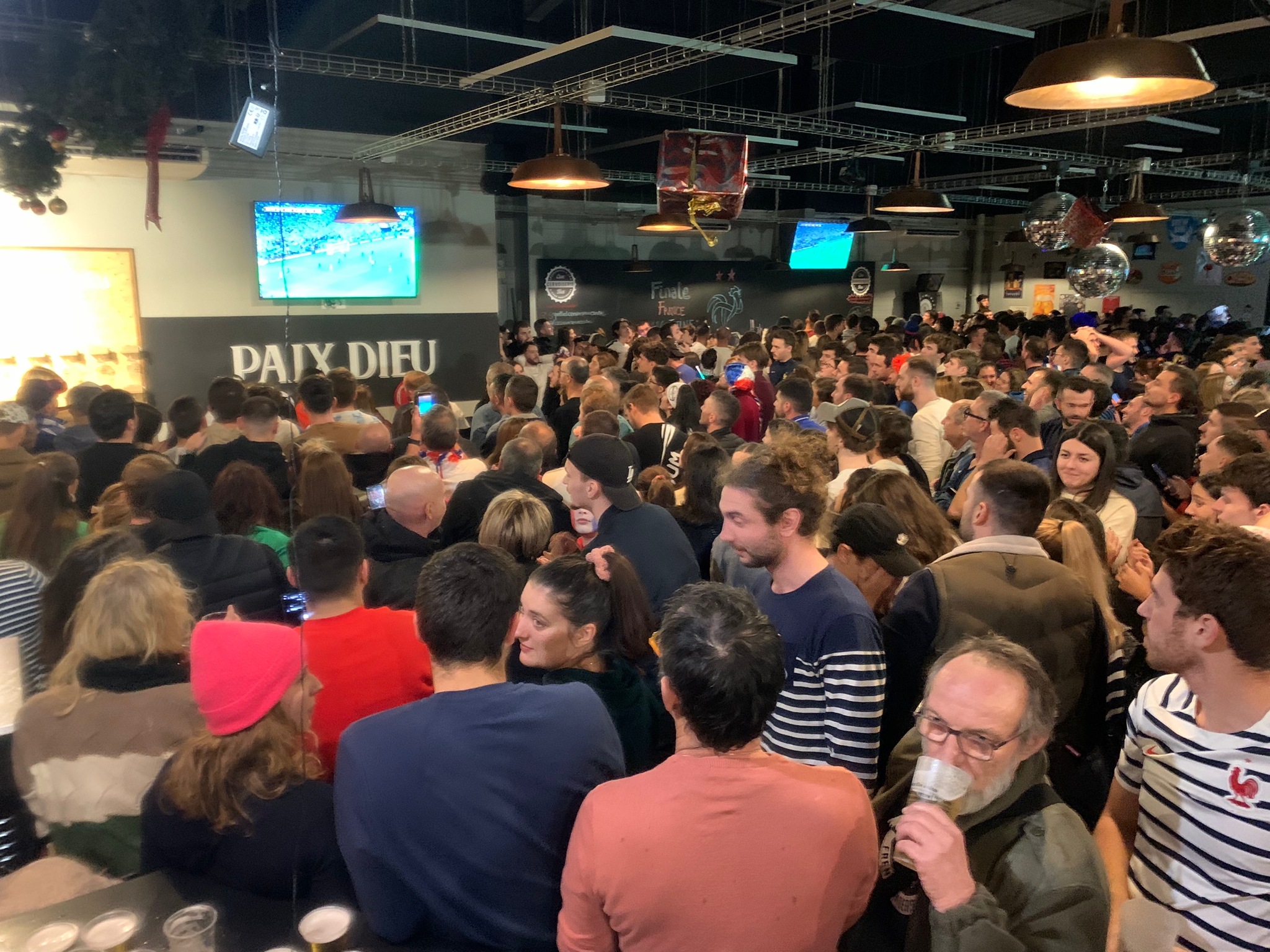RETRANSMISSION FOOT AU BAR À BIÈRE LA CERVOISERIE CASTRES