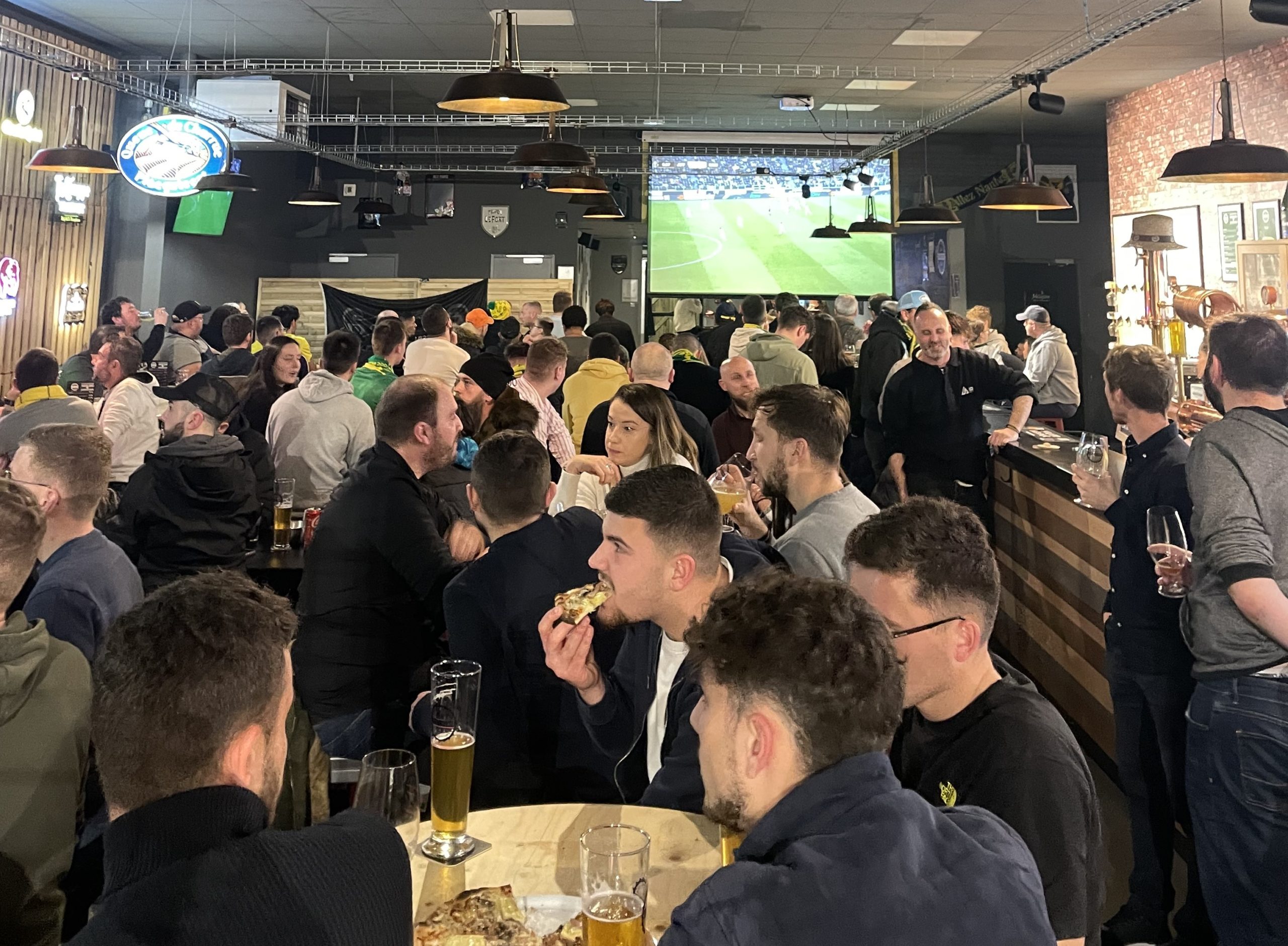RETRANSMISSION SPORTIVE BAR À BIÈRE LA CERVOISERIE ORVAULT