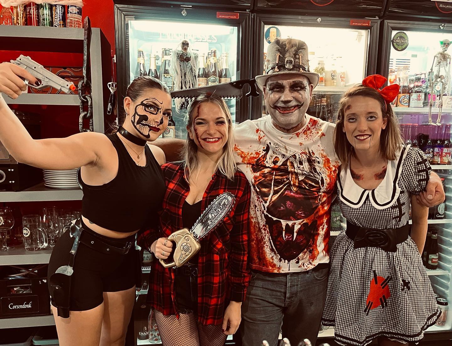 PHOTO DE L'ÉQUIPE DU BAR À BIÈRE LA CERVOISERIE FERRIÈRES DÉGUISÉE POUR HALLOWEEN