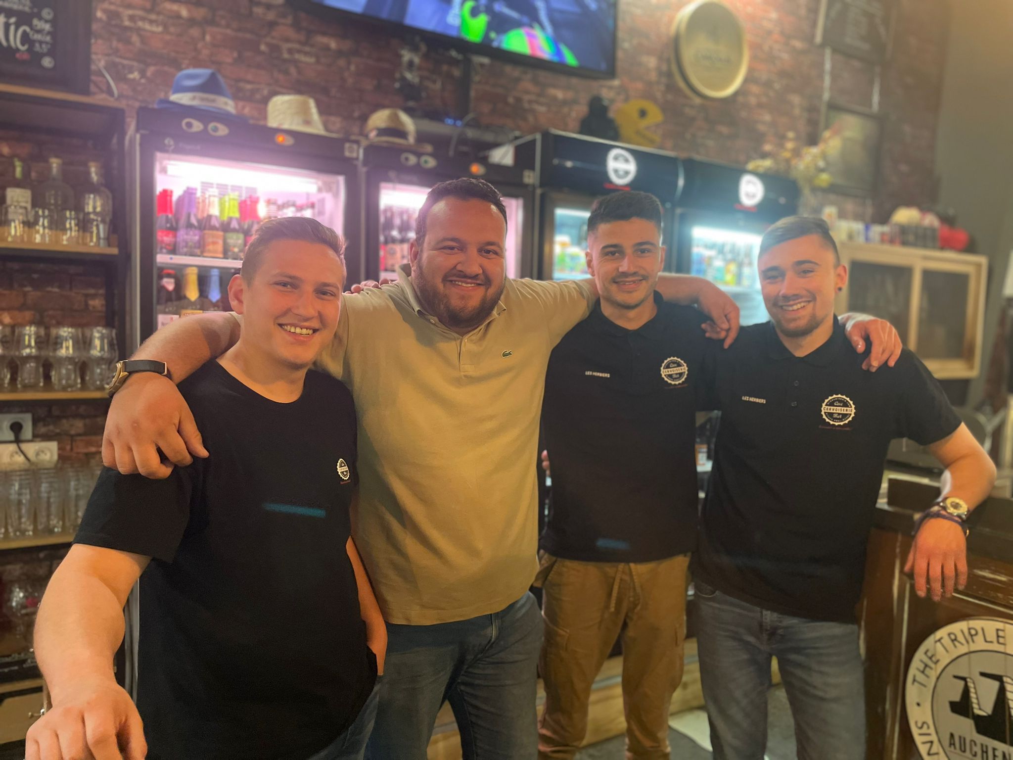 PHOTO D'ÉQUIPE DE LA CAVE ET BAR À BIÈRE LA CERVOISERIE LES HERBIERS