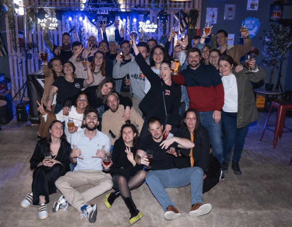 PHOTO DE GROUPE LORS D'UN ÉVÈNEMENT AU BAR À BIÈRE LA CERVOISERIE NIORT