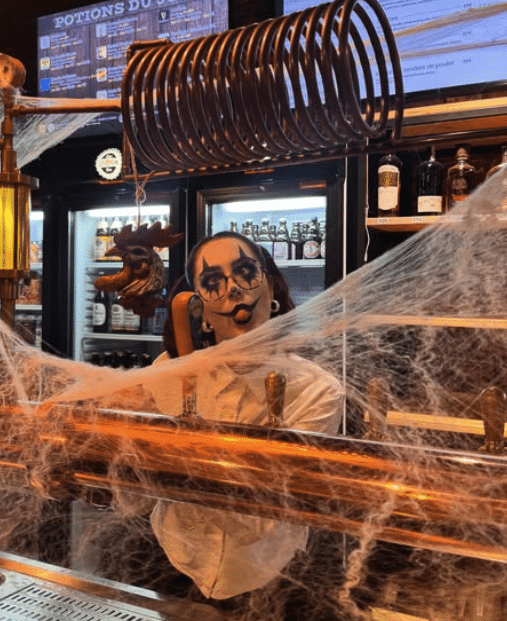 PERSONNE DÉGUISÉE POUR LA SOIRÉE HALLOWEEN DU BAR À BIÈRE LA CERVOISERIE PESSAC