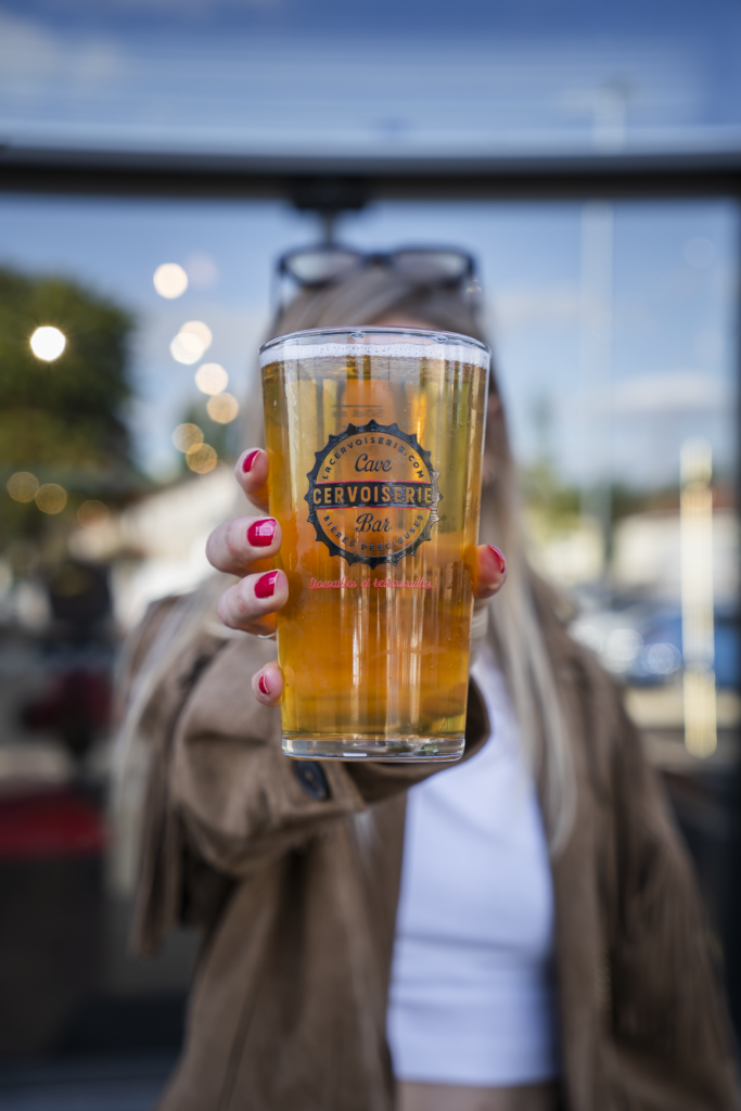 Verre de bière dans une main