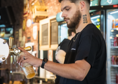 BARMAN QUI SERT UN BIÈRE AU BAR LA CERVOISERIE CHÂTELLERAULT
