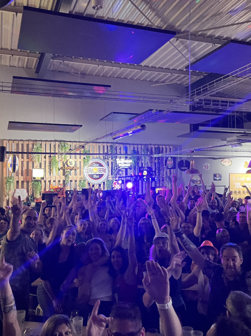 PHOTO DE GROUPE PENDANT UNE SOIRÉE À LA CERVOISERIE DIJON