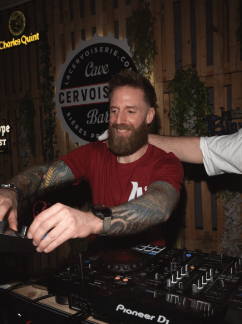 EDOUARD DERRIÈRE LES PLATINES À UN ÉVÈNEMENT DU BAR À BIÈRE LA CERVOISERIE NIORT