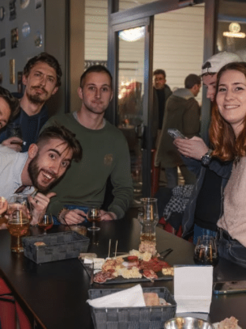 PERSONNES QUI BOIVENT UNE BIÈRE À LA TERRASSE DU BAR À BIÈRE LA CERVOISERIE NIORT