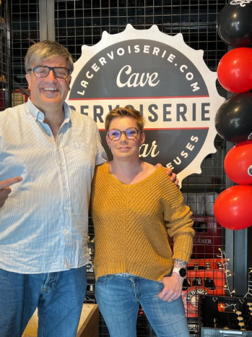 DOMINIQUE, CRÉATEUR DU RÉSEAU DE FRANCHISE LA CERVOISERIE ET CÉLINE LORS DE L'INAUGURATION DE SA CERVOISERIE À ROCHEFORT