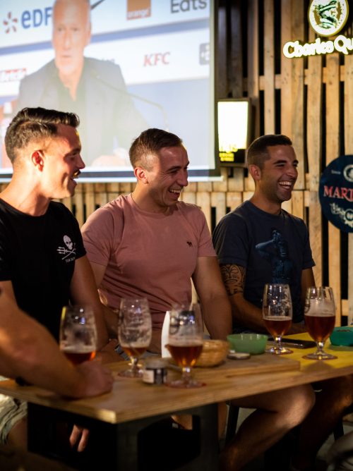HOMMES QUI BOIVENT UNE BIÈRE À LA CERVOISERIE
