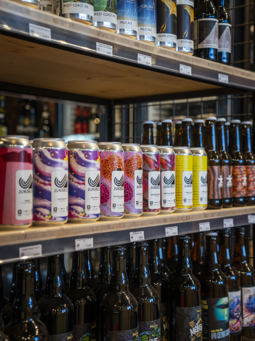 CANETTE DE BIÈRE DANS LA CAVE À BIÈRE LA CERVOISERIE CHÂTELLERAULT