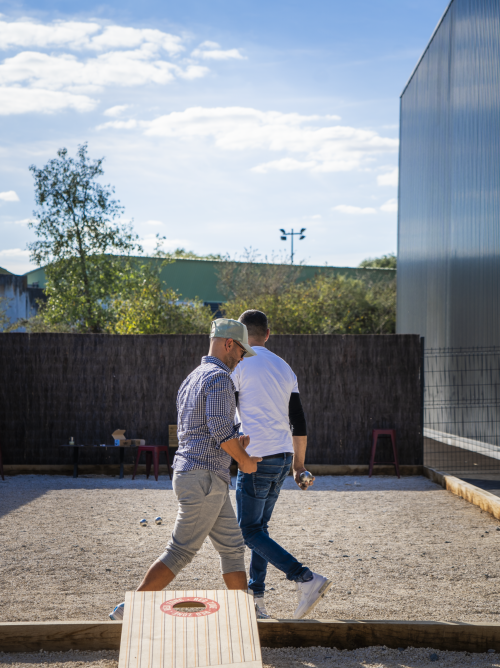PERSONNES QUI JOUENT À LA PÉTANQUE AU BAR ET CAVE À BIÈRE LA CERVOISERIE CHÂTELLERAULT