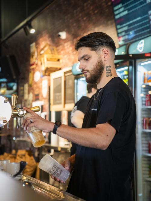 BARMAN QUI SERT UN BIÈRE AU BAR LA CERVOISERIE CHÂTELLERAULT