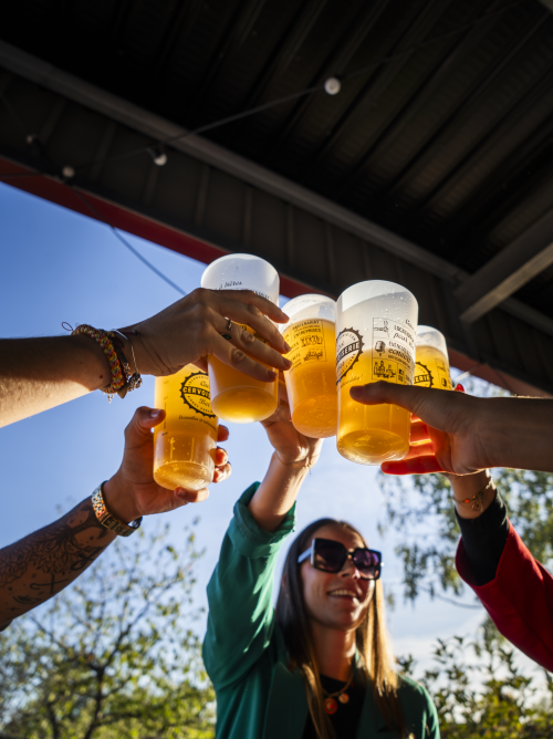 PERSONNES QUI BOIVENT UN VERRE AU BAR ET CAVE À BIÈRE LA CERVOISERIE CHÂTELLERAULT