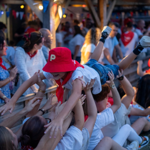 PERSONNES QUI CÉLÈBRENT LA FERIA À LA CERVOISERIE