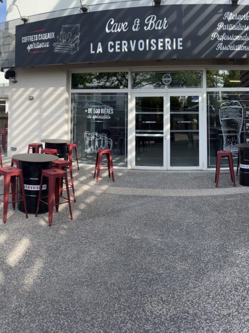 TERRASSE DE LA CAVE ET BAR À BIÈRE LA CERVOISERIE BRON