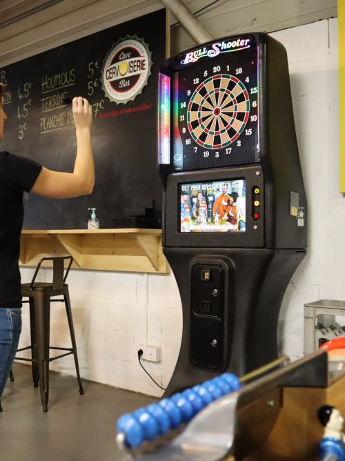 PERSONNE QUI JOUE AUX FLÉCHETTES DANS LE BAR À BIÈRE LA CERVOISERIE DIJON