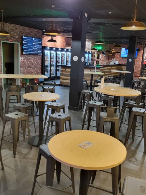 SALLE DU BAR À BIÈRE DE LA CERVOISERIE VICHY