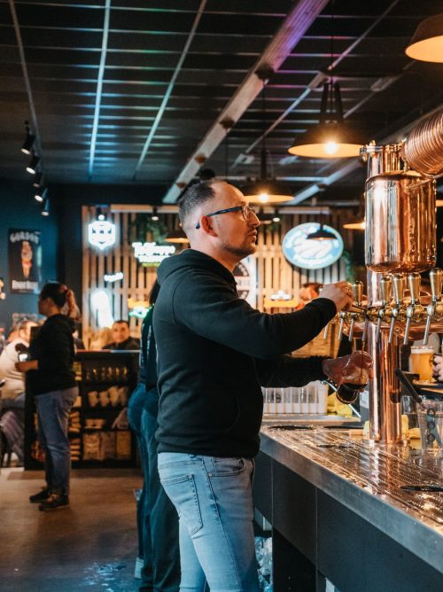 SERVEUR DERRIÈRE LE BAR LA CERVOISERIE