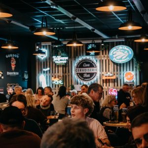 CLIENTS DANS LE BAR À BIÈRE LA CERVOISERIE