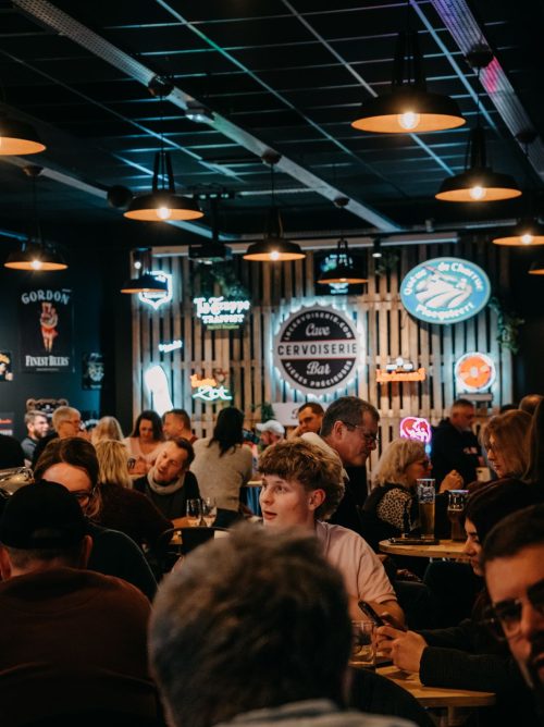 CLIENTS DANS LE BAR À BIÈRE LA CERVOISERIE