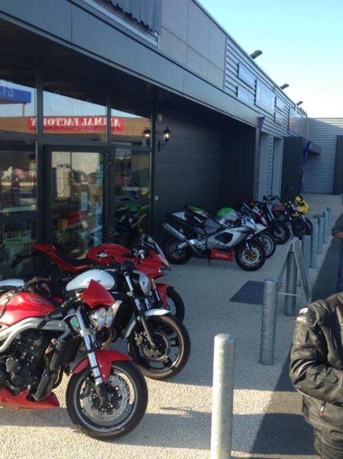 RASDSEMBLEMENT DE MOTO AU BAR À BIÈRE LA CERVOISERIE FERRIÈRES