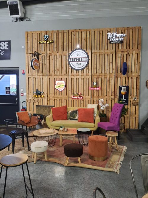 ESPACE FAUTEUILS DANS LE BAR À BIÈRE DE LA CERVOISERIE LES HERBIERS