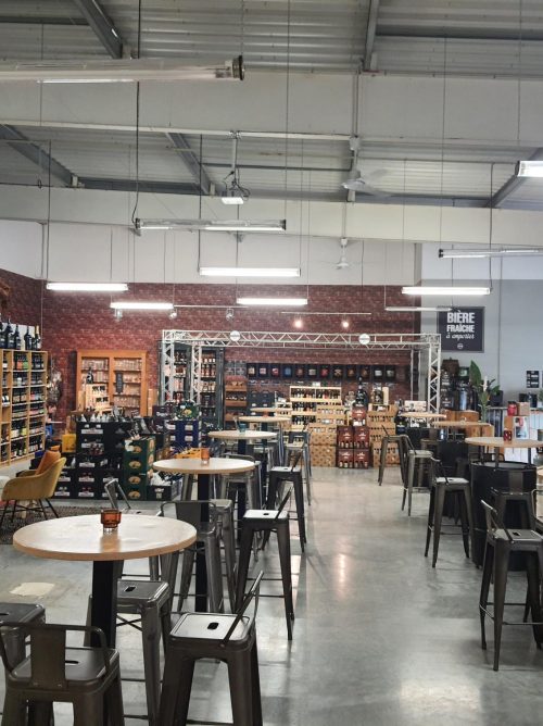 SALLE DU BAR À BIÈRE LA CERVOISERIE LES HERBIERS