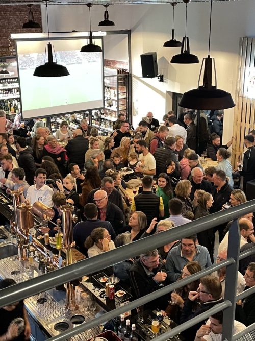 INTÉRIEUR DE LA CAVE ET BAR À BIÈRE LA CERVOISERIE