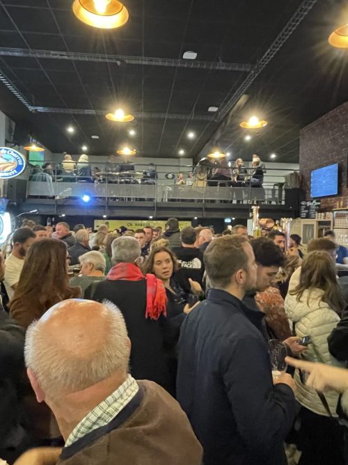 INTÉRIEUR DE LA CAVET ET BAR À BIÈRE LA CERVOISERIE DINAN