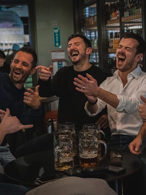 HOMMES QUI BOIVENT UNE BIÈRE AU BAR LA CERVOISERIE BORDEAUX