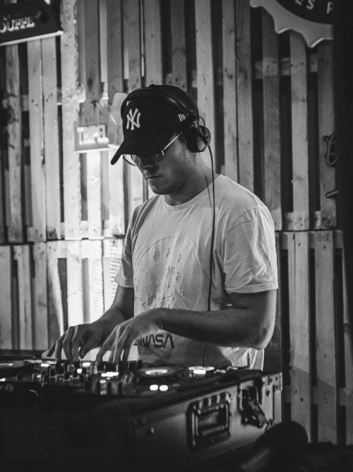 DJ LORS D'UN ÉVÈNEMENT DANS LE BAR À BIÈRE LA CERVOISERIE