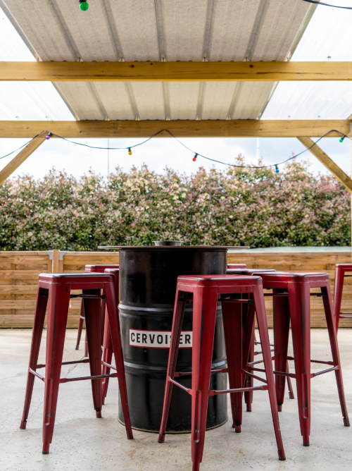 TABLE SUR LA TERRASSE DU BAR À BIÈRE LA CERVOISERIE